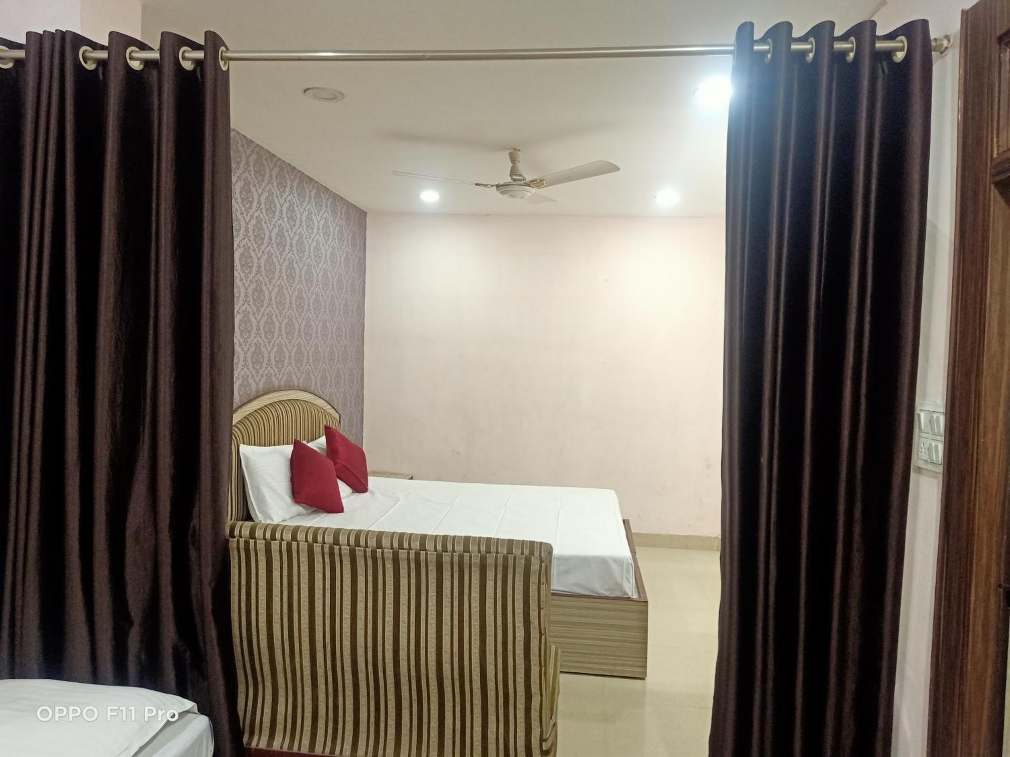 Hotel Ambassador Inn Гвалиор Экстерьер фото