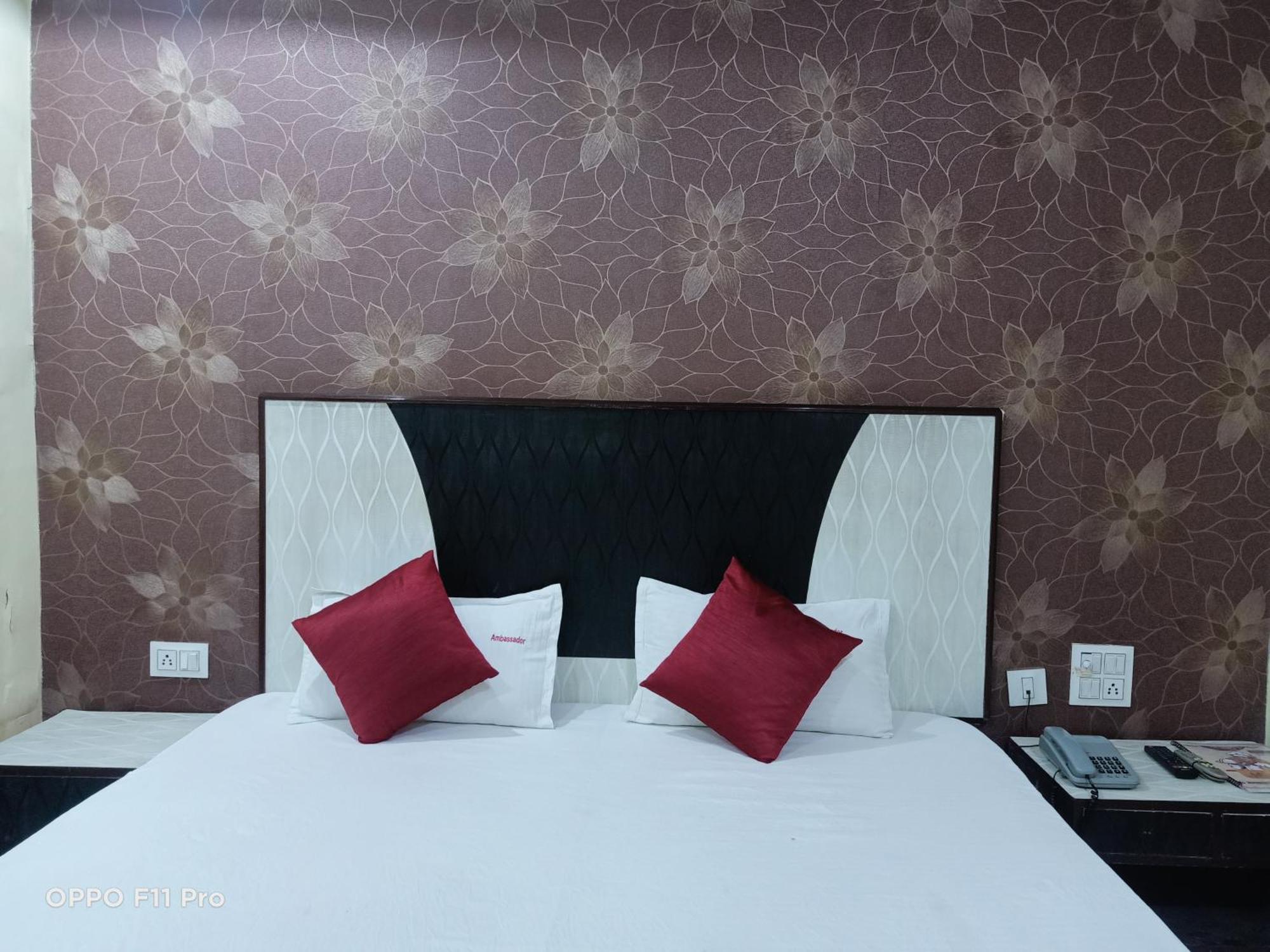 Hotel Ambassador Inn Гвалиор Экстерьер фото