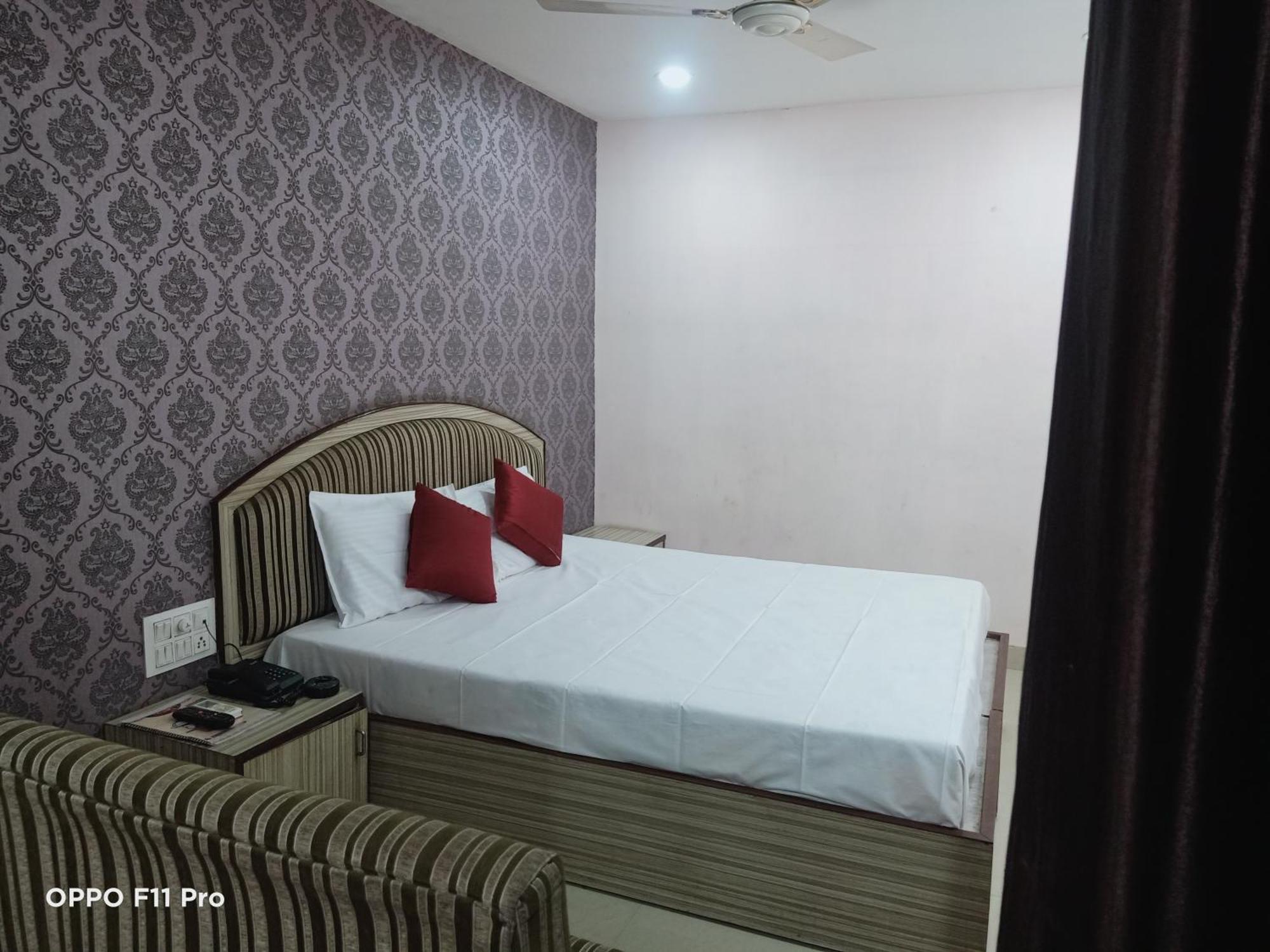 Hotel Ambassador Inn Гвалиор Экстерьер фото